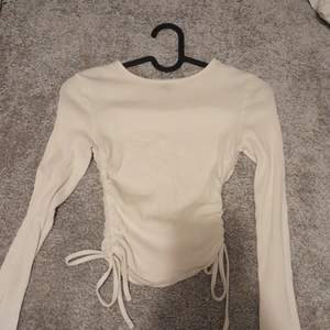 En tröja från H&M i storlek Xs 🔥 Med justerbara knytningar på vardera sida.
