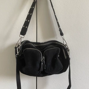 Väska  - Säljer denna populära slutsålda väska från Gina tricot, den har två band som man kan ta av och på (just nu sitter båda på, se bild 2) Fint skick och knappt använd😊