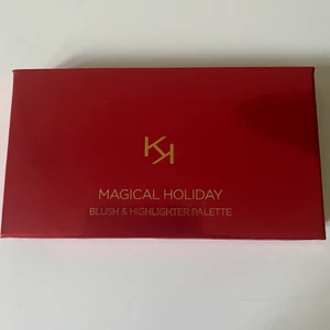 Sminkpalett  - Säljer denna palett med highlighter och rouge ifrån kiko cosmetics i färgen 01. Paletten är verkligen superfin och ALDRIG använd utan endast swatchad. Köpt för ca 18 euros och jag säljer för 70kr!💖