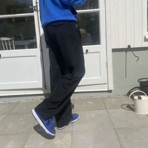 Hope Wind Trousers - Hej, säljer nu mina Hope Wind Trousers i storlek 46. Dom är i bra skick och passar dig som är runt 180-190 (lite beroende på hur man vill att de ska sitta). Nypriset för dessa är 1600. Priset är inte hugget i sten så hör av dig vid frågor :)