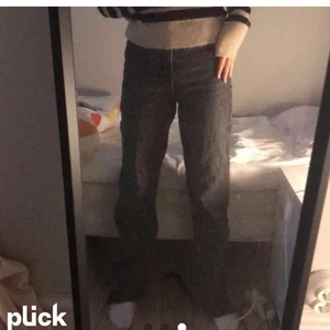 Zara Jeans - Säljer dessa gråa/svarta zara jeans. Säljer då de inte e min stil längre. Mina bilder❤️