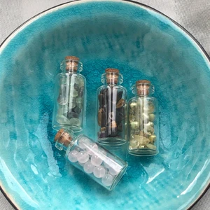 Kristall spell-jars💛 - Små supersöta glasflaskor med kristaller i! Kristallerna som finns är rosenkvarts, fluorit, tigeröga samt en blandning mellan citrin och sötvattenpärlor🤍  25kr/st, frakt tillkommer på 14kr <3 skriv till mig vid intresse!