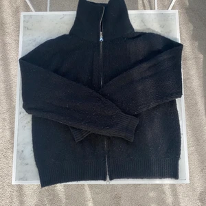 A-view tröja - Säljer min fina tröja från A-view. Köpt för ca 1000. Lite sliten fast fortfarande i fint skick. Säljer för 200kr + frakt💗