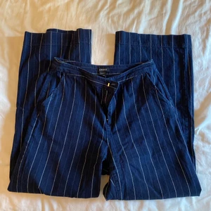 Blå kostymbyxor  - Skit snygga lowwaist kostym byxor! I storlek 38 och Väldigt sällan använda!