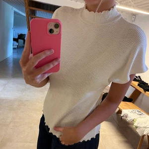 Zara topp - Vitt gullig topp från zara! Kommer inte till användning därför säljer jag den, näst intill oanvänd och i väldigt bra skick.