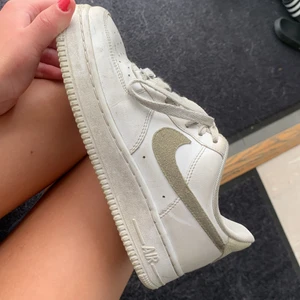 Nike skor  - Säljer dessa Nike skor använda men inga hål eller creses! Köpta för ett år sedan och tror inte dom finns kvar💸 i storlek 36,5🌸 kontakta vid intresse TVÄTTAR INNAN JAG SKICKAR dm för fler bilder och information!!🍓 pris kan diskuteras👛