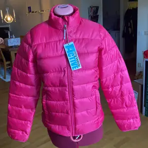 Nu säljer jag min rosa jacka som är från Mywear. Jackan är aldrig använd och är i nyskick. Köparen står för frakten!