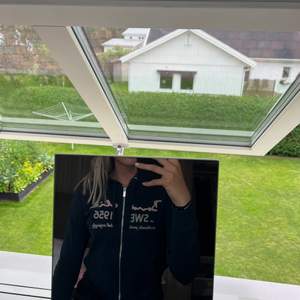 Marinblå hoodie med dragkedja från Bondelid, som ny. Strl S