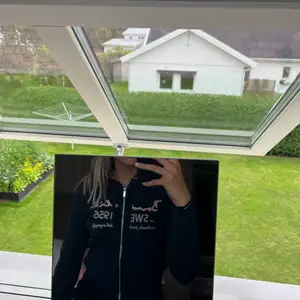 Marinblå hoodie med dragkedja från Bondelid, som ny. Strl S