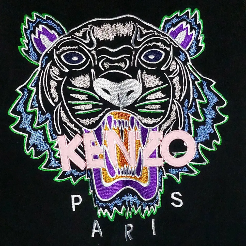 Kenzo dam tröja i fintskick i stlk M, tigern är i många olika färger. Använd ett få tals gånger  . Tröjor & Koftor.