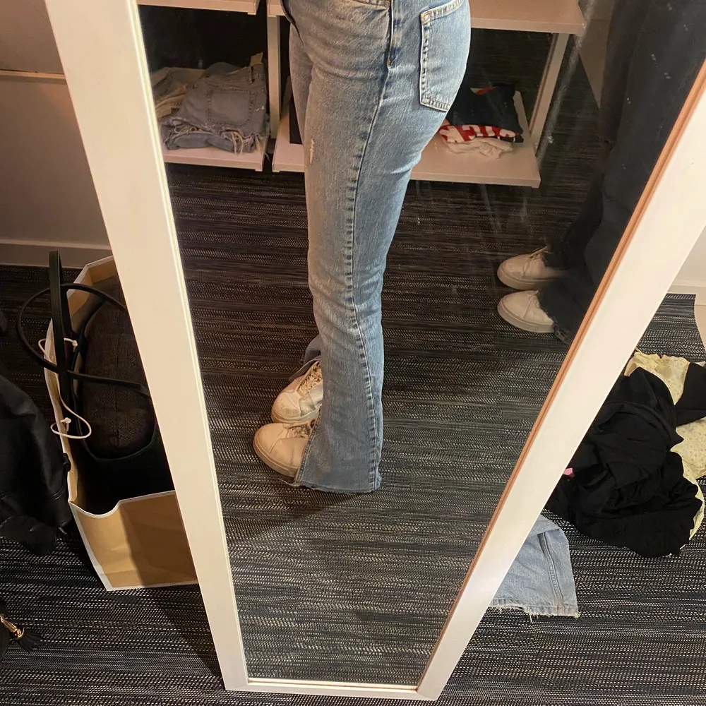 Jag säljer mina fina blåa jeans från zara! Passar mig perfekt i längden som är 167 cm!😍 skriv för fler bilder . Jeans & Byxor.