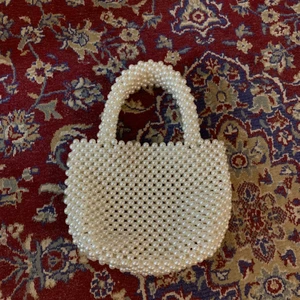 Pärlväska - Pärlväska från other stories, jätte fin och i nyskick 