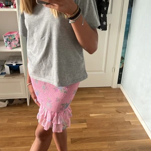 Ginatricot blommig kjol - Använt en gång, finns ej i butik längre. Strl XS passar på mig jätte bra. (1,64) org pris ca 400kr. Kommentera för frågor privat för intresse. Ni står för frakt💕🌸