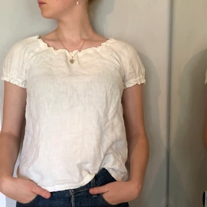 Vit linneblus - Finfin linneblus. Bra material och inte särskilt mycket använd. Frakten står köparen för 🚙. Storlek M (men funkar för mindre och större storlekar också) 