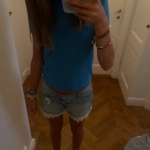 Zara T-shirt👑 - En super fin T-skirt från zara barn i storlek 10år som sitter jättefint på👑💞😻