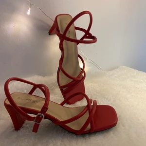 Röda klackar  - Röda korta klackar som aldrig är använda endast provade. Från skopunkten, nypris 300.💙 (Köpare står för frakt) 💙