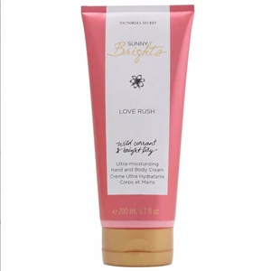 Victoria’s secret - Hand- och kroppskräm från victoria’s secret i doften love rush. Endast öppnad!🛍 60kr + frakt 51kr spårbart 