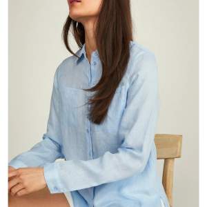 Blå linneskjorta som aldrig är använd så är i toppskick. Köpt på mq, märket är stockholm. Köpt för 700 säljer för 300💓hör av dig vid frågor. Köparen står för frakten!