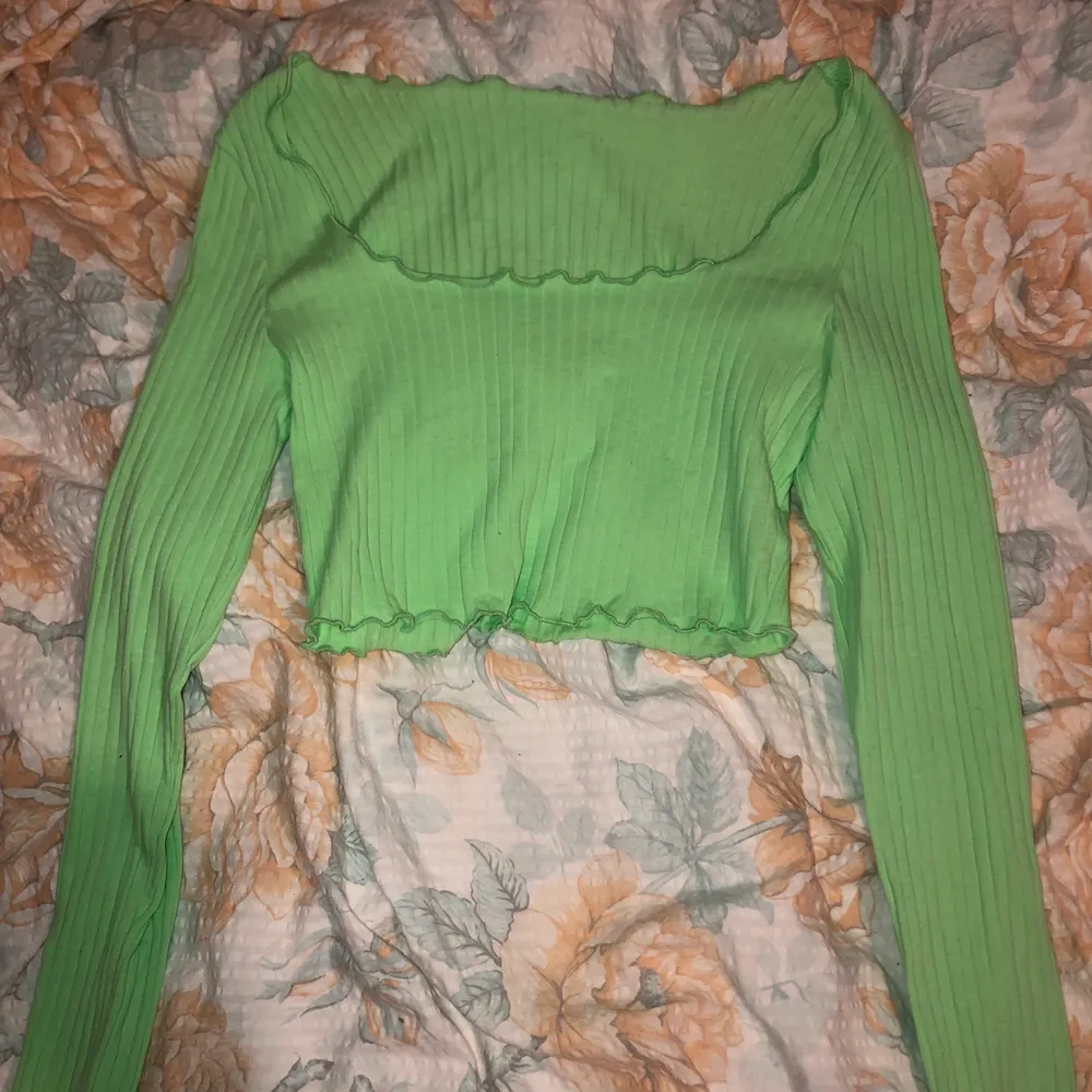 Croppad grön tröja/topp i storlek S. Använd ett få tal gånger. . Tröjor & Koftor.