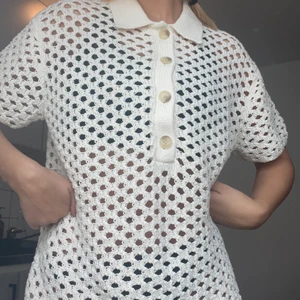 stickad tshirt hm - vit håligt stickad tshirt med krage och knappar. väldigt somrig och fin. använd 1 gång