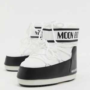 MoonBoots - Säljer mina Moonboots i storlek 35-38! passar mig perfekt som har storlek 38💓 Dessa är perfekta till vintern och blir ofta slutsålda snabbt så därför bra att köpa i tid! Köpt här på plick för 1000kr men är fortfarande i superbra skick! Säljer för 800kr❤️ 