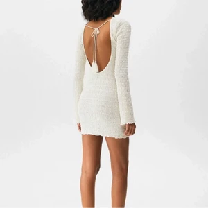 Klänningen  - Jätte fin klänning med öppen rygg från pullandbear endast använd 1 gång💕