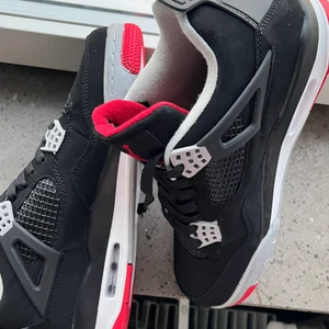 Jordan 4  - Helt ny skor Tyvärr finns inte kartong ingen kvitto heller på grund av vi säljer många och köper från utblandat . Vid kvitto för vi för alla par som vi köper  Om kartong vill inte ta för att det tar mycket pengar vid transport 