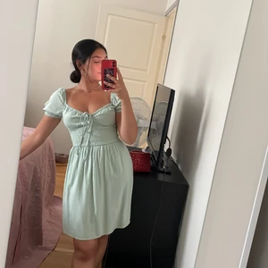 Mintgrön klänning - Jättesöt klänning från bikbok i xs och aldrig använd. Köpt för 399kr