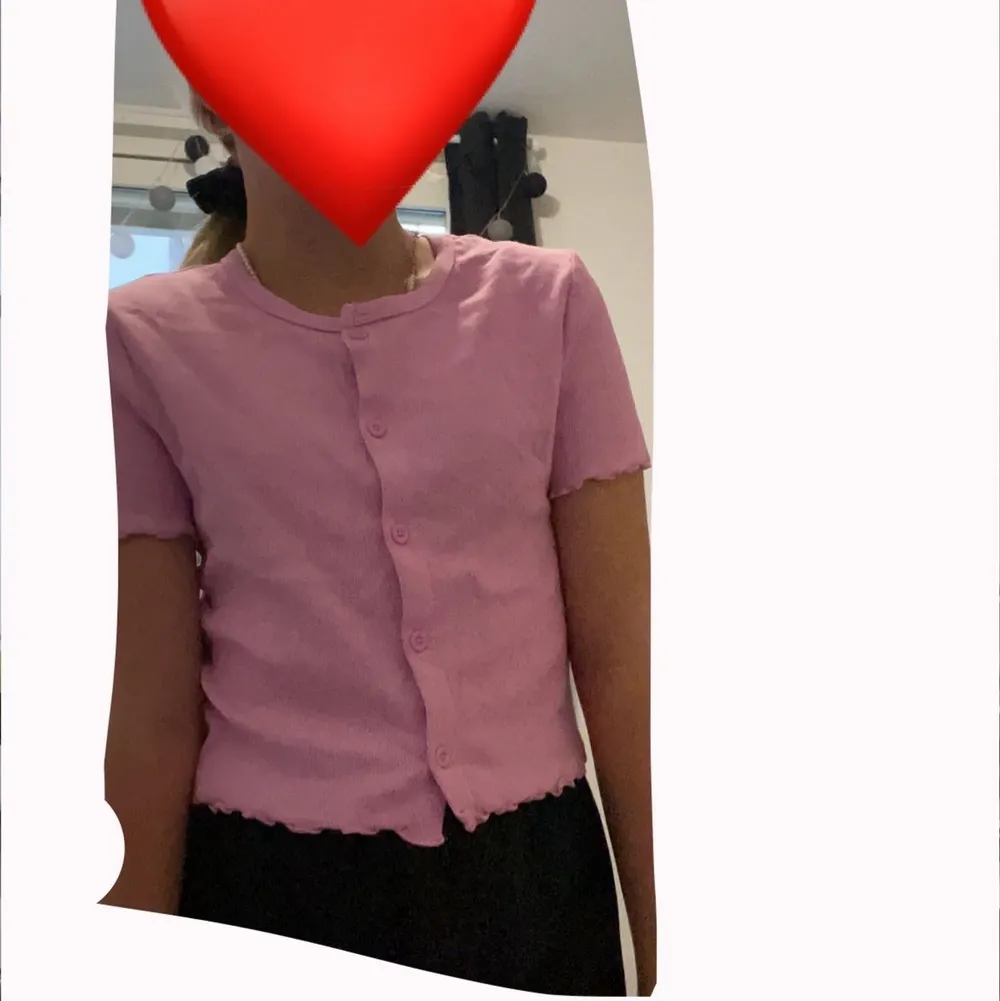 En fin rosa T-shirt från bikbok i storlek m passar mig som brukar ha xs eller S den är väldigt ny men inte riktigt min stil💗💗💗 skriv om ni vill ha fler bilder eller om ni undrar om frakt💗🫶 jag kan även mötas upp🫶🫶 köpt för 100kr säljer för 20kr🫶. T-shirts.