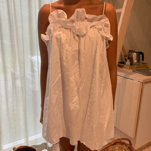 Vit sommarklänning! - Jättesnygg vit sommarklänning från hm som är helt perfekt att ha nu i sommar😍