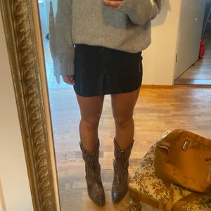Cowboy boots - Säljer dessa Jätte snygga popuäla cowboyboots med snygga detaljer. Säljer pga att jag redan har ett par liknande. Jätte bra skick! Just nu ligger budet på 200kr