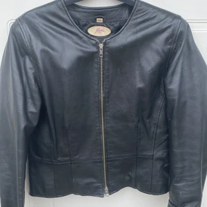 Svart skinnjacka äkta skinn ”Jofama” vintage  70-80 tal. - Fynda en skinnjacka i mycket fint vintageskick.Modellen är lite läckert utsvängd nertill syns bäst bild 3. 