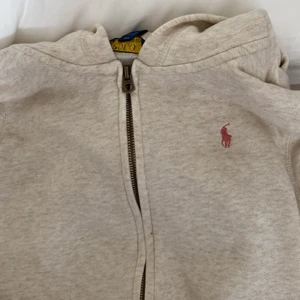Ralph lauren - Hej säljer min kofta från Ralph lauren. Den är i gott skick, har använt den mycket! Vet inte riktigt villken stl den är men skulle säga XS om inte en liten S. 150kr Köparen står för frakten!! 