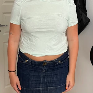 Mintgrön topp - Denna fina mintgröna toppen i storlek L med volanger på armarna kommer inte till användning längre. Den är från Hm och bara använt fåtal gånger💕 Köparen står för frakten