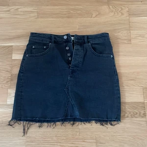 Jeanskjol storlek 38 - En jeanskjol från gina tricot som tyvärr inte kommer till användning längre. Superfin passform!