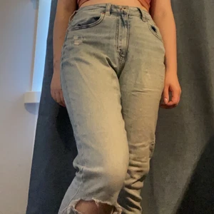 Lager 157 jeans strl M - Jeans från lager 157. Ett hål i knät och lite trasig stil. Jag är 158cm och de passar mig bra i längd