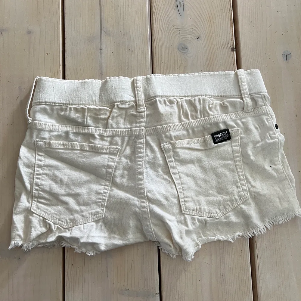 Knappt använd vita shorts, storlek S . Shorts.