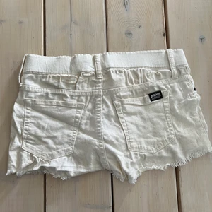 Shorts  - Knappt använd vita shorts, storlek S 