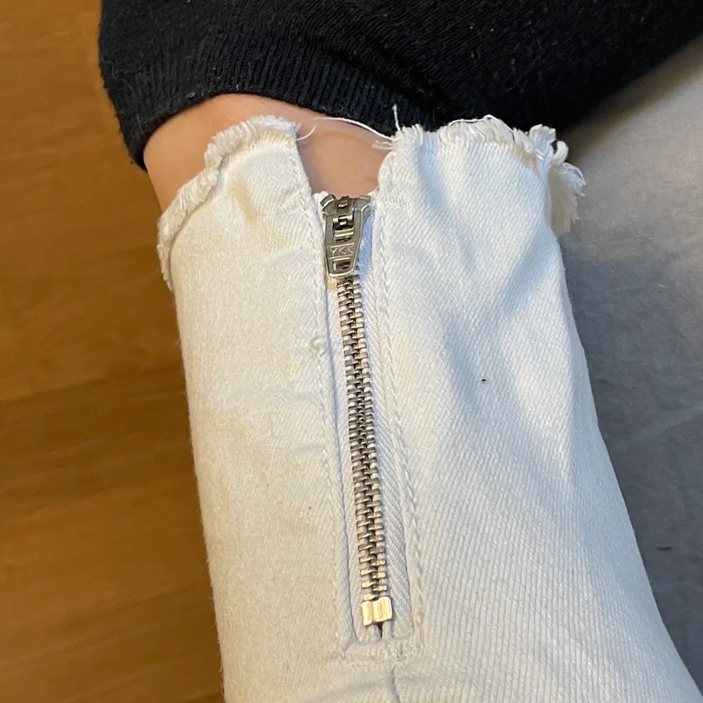 Säljer dessa vita jeans ifrån lager 157. De har en dragkedja längst ner på benet. Storlek Xs. Köpta för 200 och säljer för 75🥰. Jeans & Byxor.