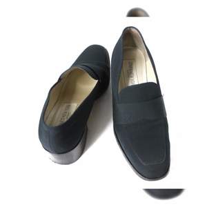 Eleganta och stiliga marinblå skor från Jones New York Sport i storlek 39,5. Perfekt färg och design till hösten, i bra skick!🌸  Pris 170 + frakt tillkommer