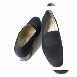 Skor - Eleganta och stiliga marinblå skor från Jones New York Sport i storlek 39,5. Perfekt färg och design till hösten, i bra skick!🌸  Pris 170 + frakt tillkommer