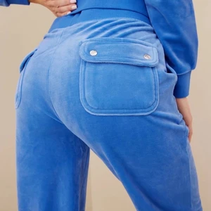 Juicy couture  - Söker‼️‼️‼️ jag söker ett par juicy byxor men inte i färgen röd skriv till mig då❤️❤️🫶🏽🫶🏽🫶🏽