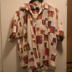Fun vintage short sleeve Button up perfect for the summer or a interesting layering piece. If there is eny other questions feel free to massage.