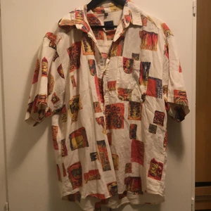 Vintage  - Fun vintage short sleeve Button up perfect for the summer or a interesting layering piece. If there is eny other questions feel free to massage.