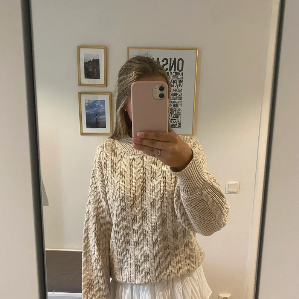 Jättefin stickad beige tröja från Pernilla Wahlgrens kollektion. Använd fåtal gånger så den är definitivt i nyskick. Storlek xs men jag som vanligtvis har s-m passar i den.. Tröjor & Koftor.
