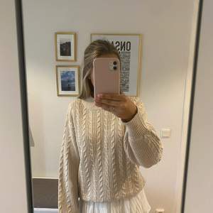 Jättefin stickad beige tröja från Pernilla Wahlgrens kollektion. Använd fåtal gånger så den är definitivt i nyskick. Storlek xs men jag som vanligtvis har s-m passar i den.