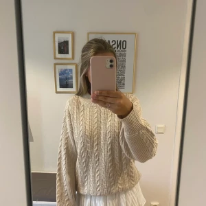 Stickad tröja - Jättefin stickad beige tröja från Pernilla Wahlgrens kollektion. Använd fåtal gånger så den är definitivt i nyskick. Storlek xs men jag som vanligtvis har s-m passar i den.