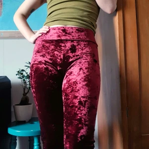 Tights velour - Tights i röd krossad velour. Snygga under kjol eller klänning vid lite festligare tillfällen men funkar också precis lika bra som de är.