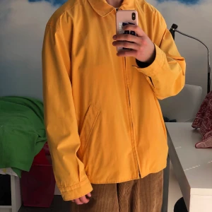 Yellow Windbreaker - Skön jacka perfa för sommarkvällar, stilig som utav bara den!