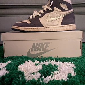 Air Jordan 1 High ”Midnight Navy” - Hej! Jag säljer nu mina Jordans då de är för stora för mig, nypris på Stock Xär runt 3k, men eftersom mina är slitna så säljer jag de billigt! Jag letar efter ett par Yeezy slides i storlek 44 men det går också att köpa de :) Köptes på Plick, ÄKTA! ✅